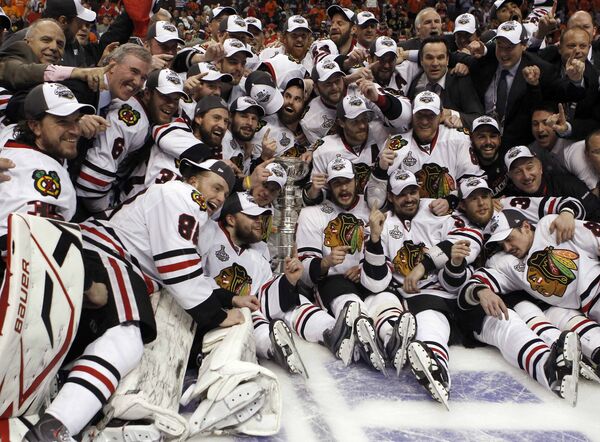 Клуб Чикаго Блэкхокс стал обладателем Кубка Стэнли в Национальной хоккейной лиге (НХЛ)