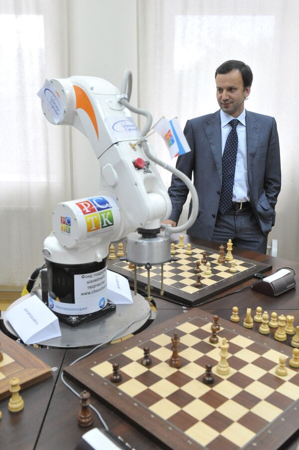 Помощник президента РФ Аркадий Дворкович сыграл партию с шахматным роботом