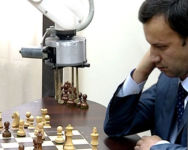 Дворкович сразился в шахматы с роботом, которого невозможно обыграть
