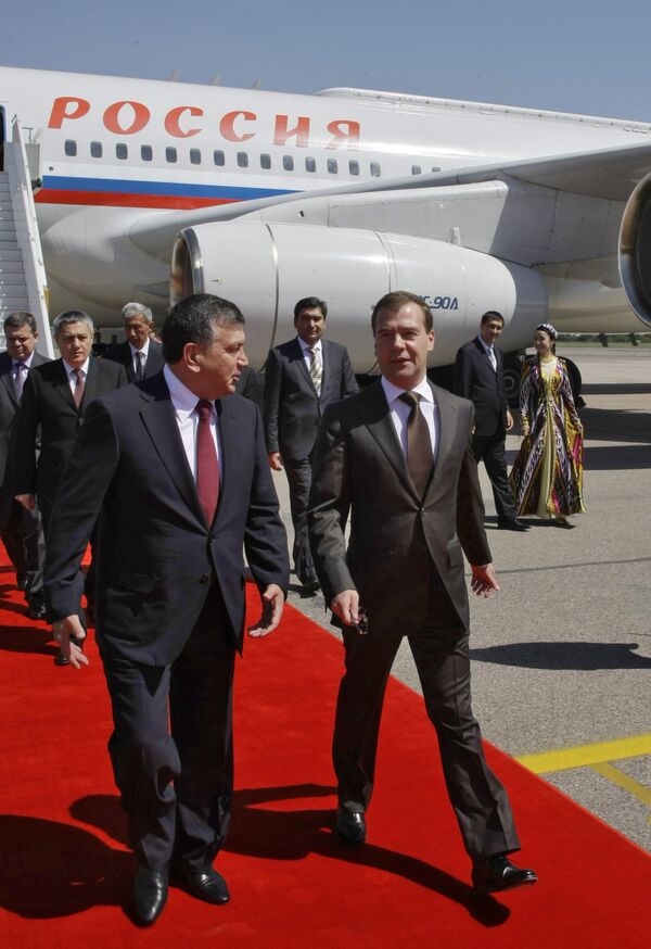 Президент РФ Д.Медведев прибыл в Ташкент на саммит ШОС