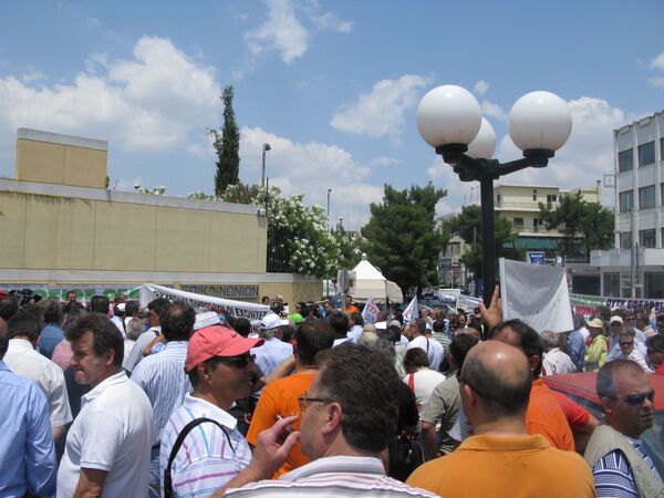 Митинг железнодорожников перед зданием министерства транспорта в Афинах. Архив