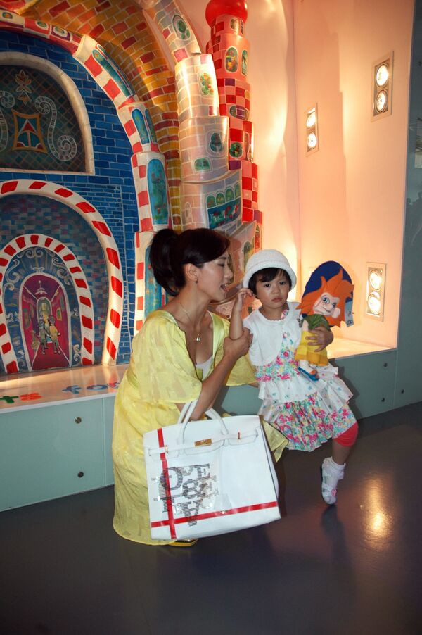Популярная гонконгская актриса, мисс Азия  Ивонна (Yvonne)  Вэн Хун  вместе с дочкой посетила российский павильон на Всемирной универсальной выставке ЭКСПО-2010 в Шанхае
