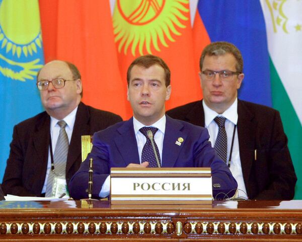 Наблюдатели ШОС будут следить за ситуацией в Киргизии - Медведев