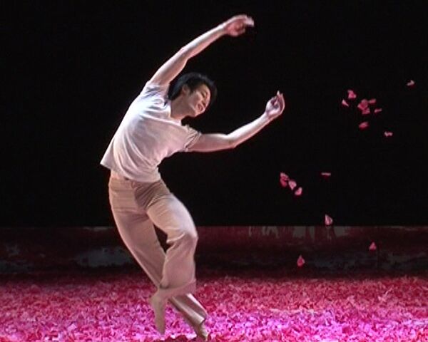 Впечатленный Вишневым садом хореограф утопил танцоров в цветах