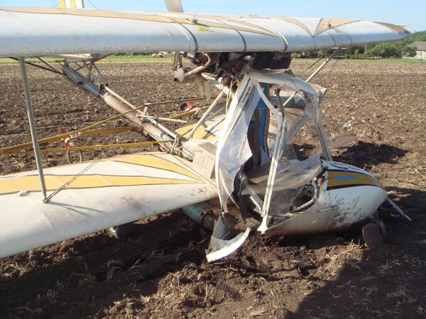 Одномоторный самолет аварийно сел в Ростовской области
