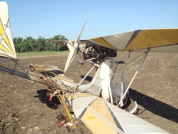 Одномоторный самолет аварийно сел в Ростовской области