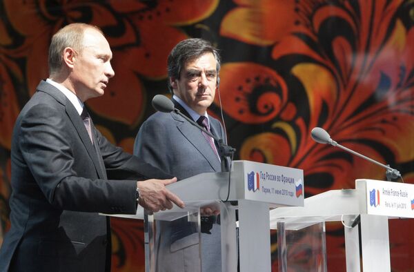 Премьер-министры России и Франции Владимир Путин и Франсуа Фийон открыли во дворце Гран-Пале российскую национальную выставку в сфере технологий и инноваций