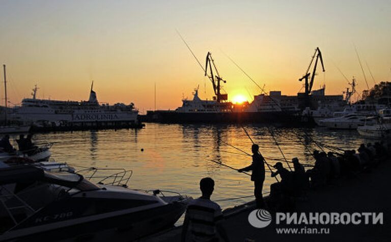 Рыбалка в морском порту в Сочи