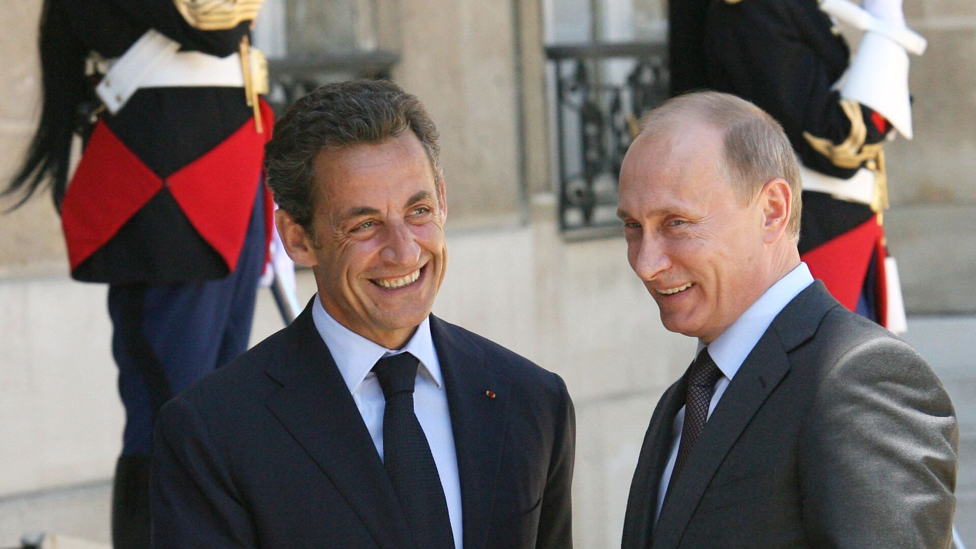 Церемония приветствия педседателя правительства РФ Владимира Путина президентом Франции Николя Саркози. - РИА Новости, 1920, 24.07.2020