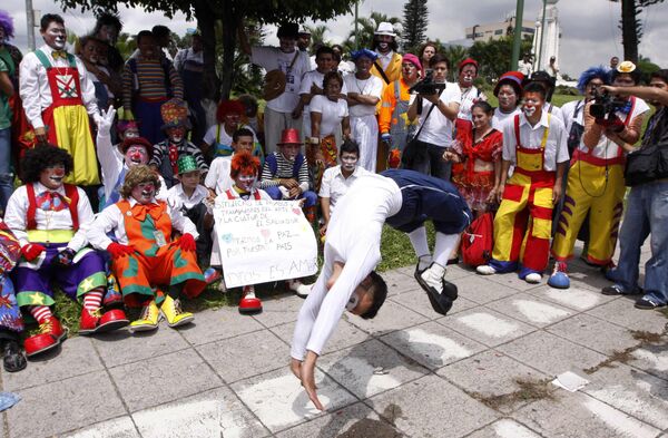 Сальвадорские клоуны вышли на митинг в защиту чести профессии