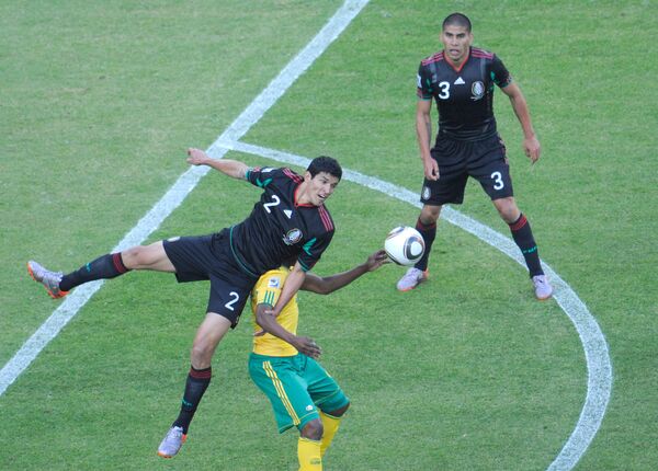 Игровой момент матча ЮАР – Мексика