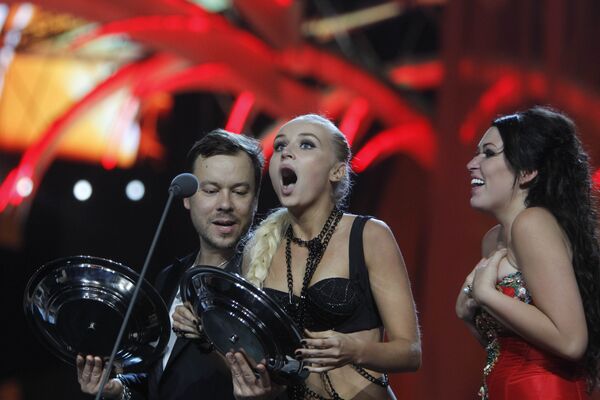 Певицы Ирина Дубцова и Полина Гагарина на церемонии вручения Премии в области популярной музыки Муз-ТВ 2010