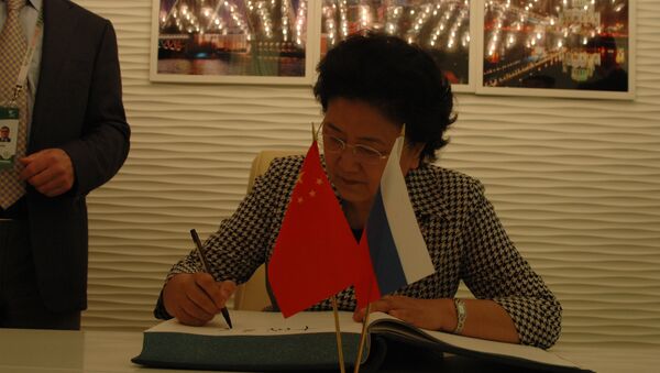 Государственный советник КНР Лю Яньдун во время посещения российского павильона на Всемирной универсальной выставке ЭКСПО-2010 в Шанхае