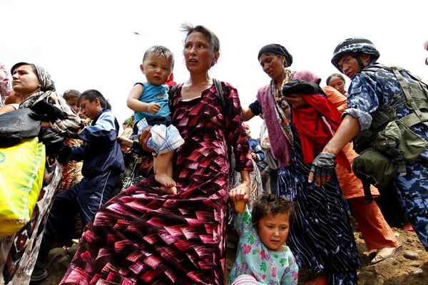 Узбекские беженцы из Кыргыстана переходят границу