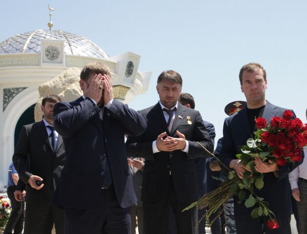 Президент РФ Д.Медведев возложил цветы к могиле Ахмата Кадырова
