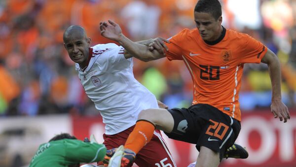 Игровой момент матча Голландия - Дания