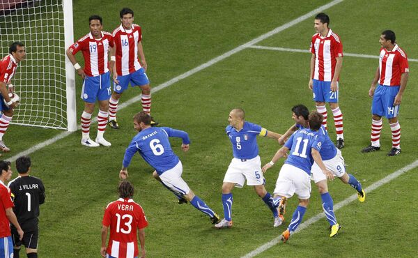 Игровой момент матча сборных Италии и Парагвая на Чемпионате Мира по футболу 2010