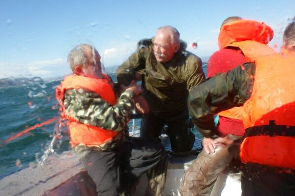 Магаданские спасатели МЧС спасли 17 рыбаков