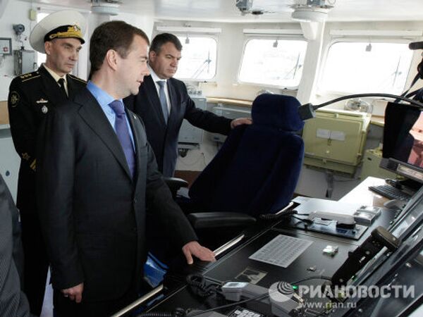 Дмитрий Медведев осмотрел спасательно-буксирное судно Звездочка