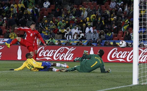 Игровой момент матча ЧМ-2010 по футболу между Бразилией и КНДР