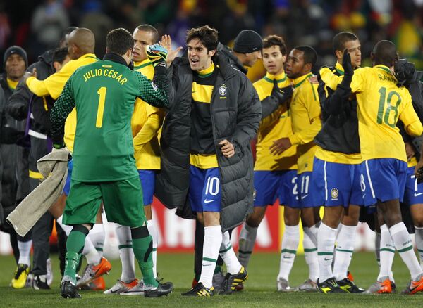 Бразильцы радуются победе в матче ЧМ-2010 со сборной КНДР