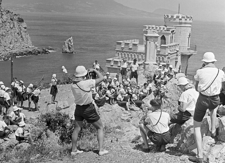 Пионеры из пионерского лагеря Артек фотографируются около замка Ласточкино гнездо