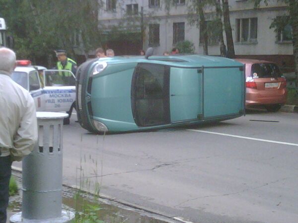 Перевернувшийся автомобиль блокировал движение на юго-востоке Москвы