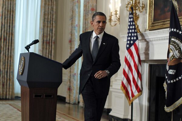 Президент США Барак Обама покидает трибуну после выступления о ситуации в Мексиканском заливе 16 июня 2010 г.