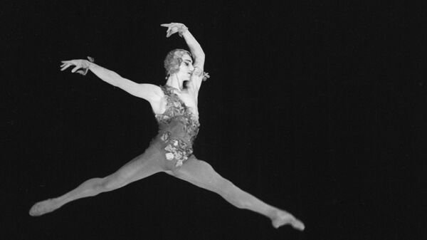 Марис Лиепа в сцене из балета Видение розы. Архив