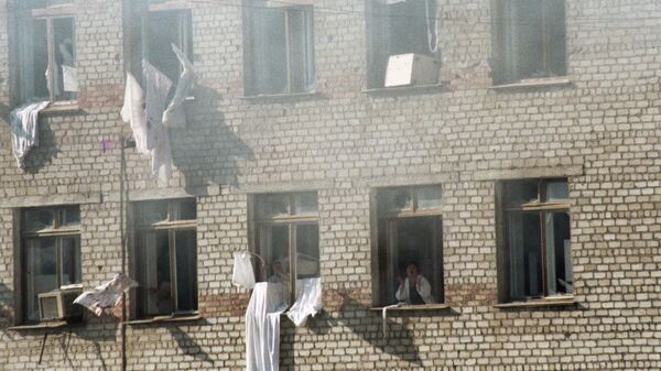 Заложники в больнице города Буденновска вывешивают на окна белые простыни с просьбой прекратить стрельбу