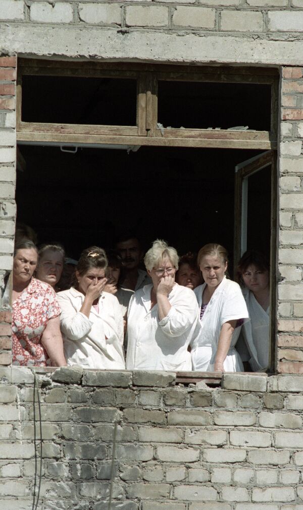 Медицинские сотрудники и пациенты Будённовской городской больницы, захваченные в качестве заложников