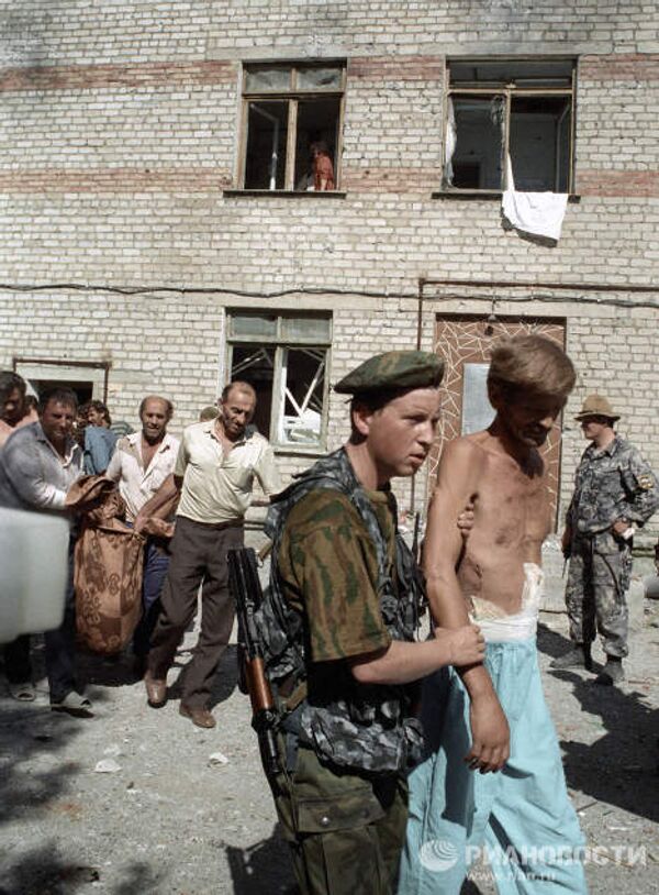 Военнослужащие выводят заложников, захваченных группой боевиков под руководством Шамиля Басаева, из Будённовской городской больницы