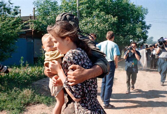 Мать с ребенком после освобождения из буденновской больницы