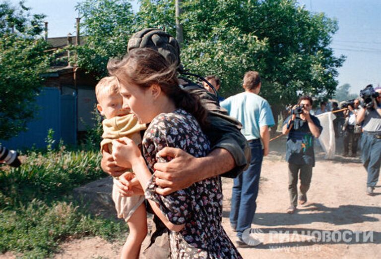 Мать с ребенком после освобождения из буденновской больницы