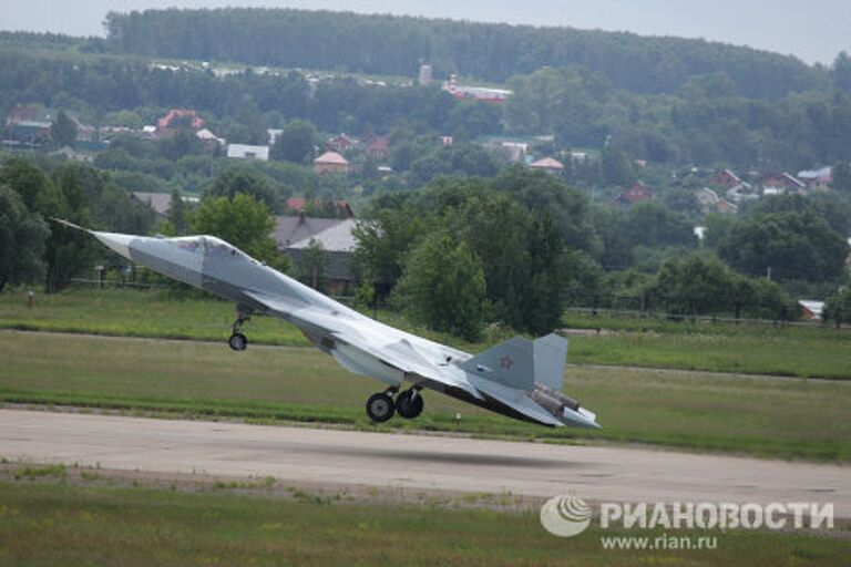 Испытания нового боевого самолета пятого поколения Т-50 разработки компании Сухой