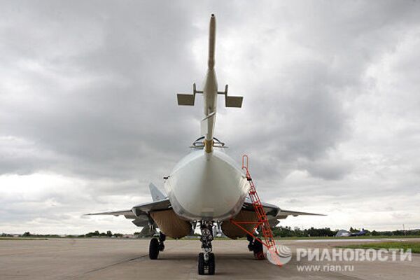 Испытания нового боевого самолета пятого поколения Т-50 разработки компании Сухой   