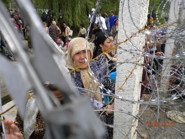 Переход беженцев на узбекско-киргизской границе