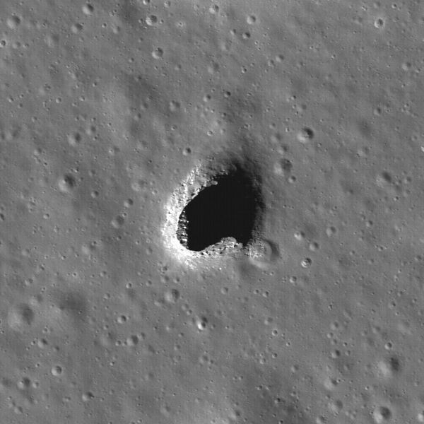 «Ямка» диаметром 130 метров в Море Мечты (Mare Ingenii) на Луне