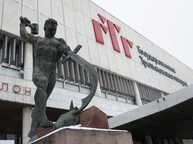 Скульптура Евгения Вучетича «Перекуем мечи на орала» у здания ГТГ на Крымском валу
