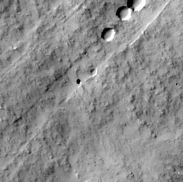 Черная точка - найденный американскими семиклассниками «люк», возможно, ведущий в пещеру под поверхностью Марса