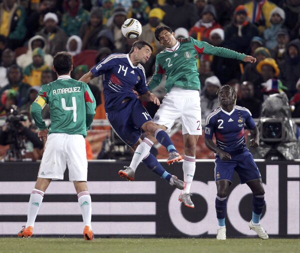 Игровой момент матча сборноых Мексики и Франции на чемпионате мира по футболу-2010