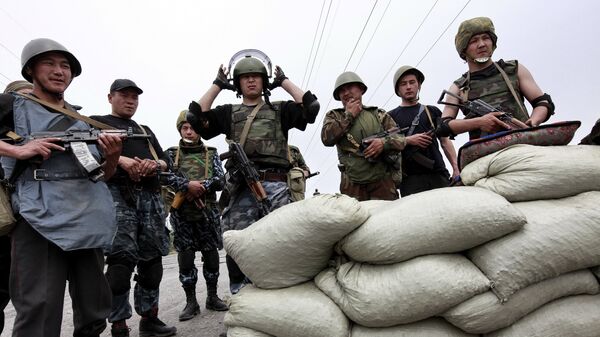 Военнослужащие на блокпосту на киргизский-узбекской границе
