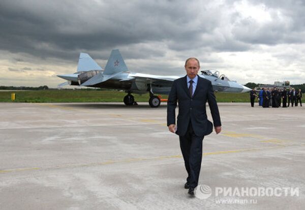Премьер-министр РФ В.Путин присутствовал на испытаниях истребителя пятого поколения Т-50 Премьер-министр РФ В.Путин присутствовал на испытаниях истребителя пятого поколения Т-50
