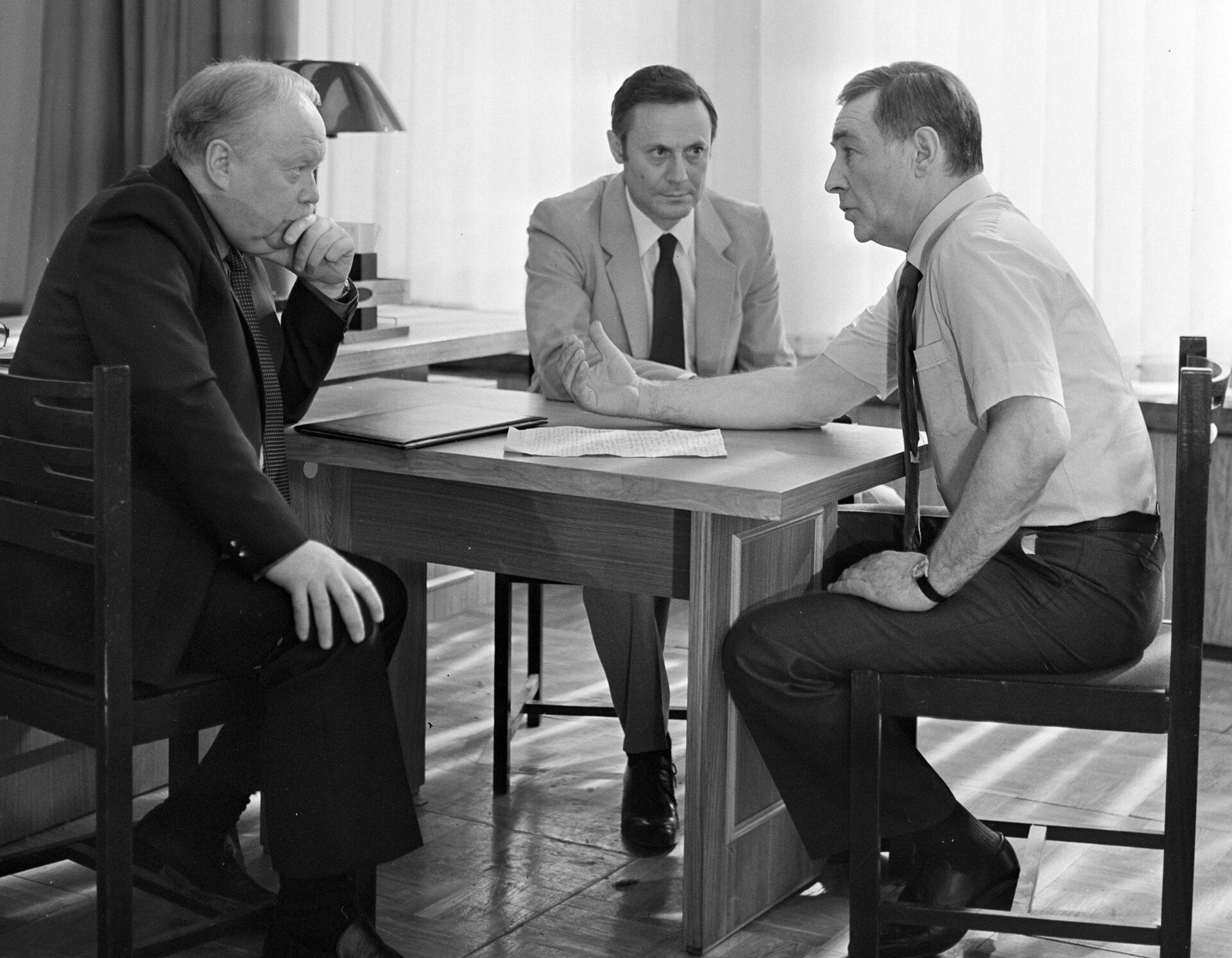 Вячеслав Тихонов и Юрий Соломин в фильме ТАСС уполномочен заявить - РИА Новости, 1920, 17.06.2025