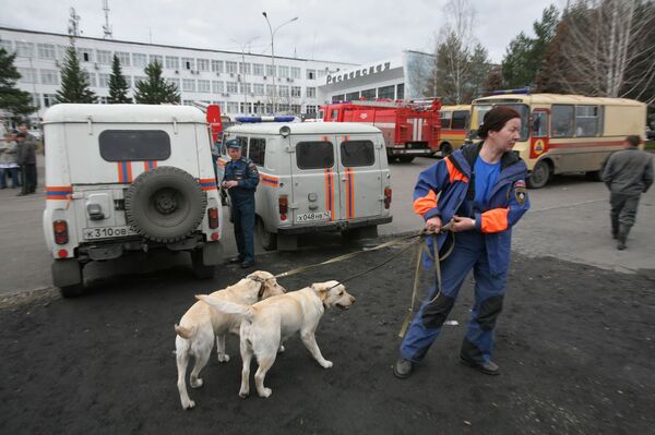 Спасатели МЧС на месте аварии на шахте Распадская в Кемеровской области