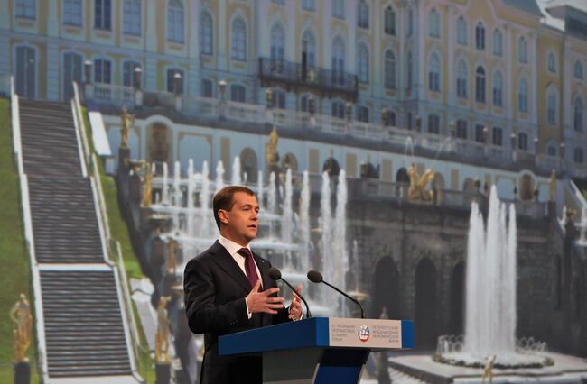 Выступая на ПМЭФ, Дмитрий Медведев заявил, что Россия готова вернуться к вопросу о снижении налогов при благоприятных экономических условиях