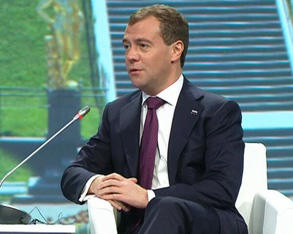 Евро помог справиться с первой фазой мирового кризиса – Медведев