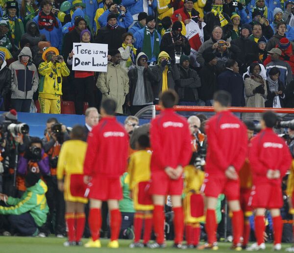 Сборная команды Северной Кореи перед началом матча со сборной Бразилии в ЮАР