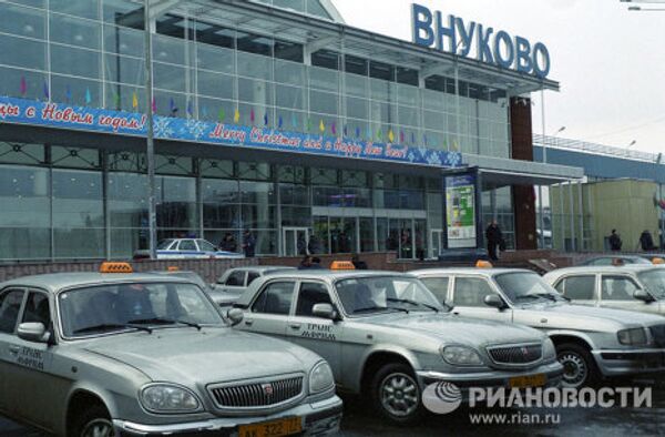 Автомобили такси у аэропорта Внуково в Москве