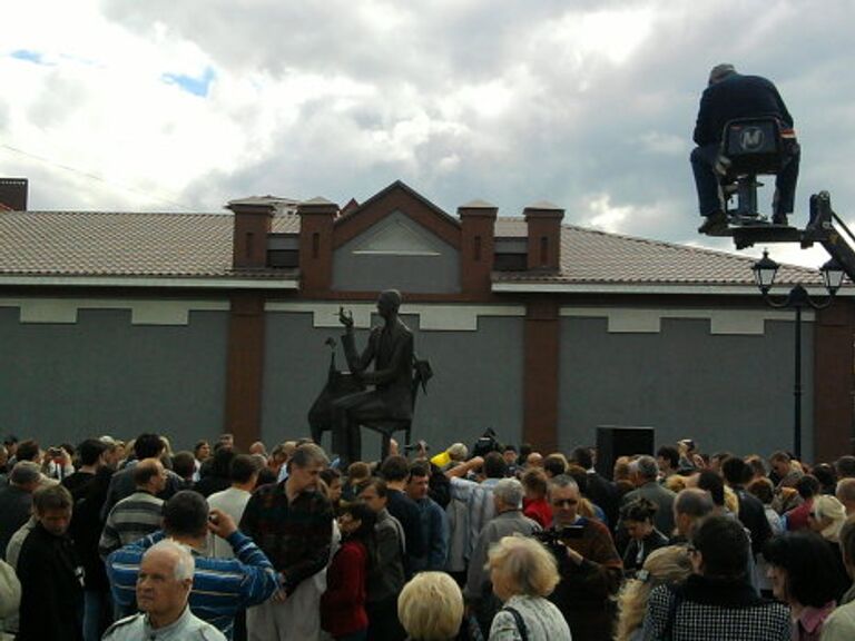 В Иваново открылся памятник исполнителю музыки в стиле шансон Аркадию Северному